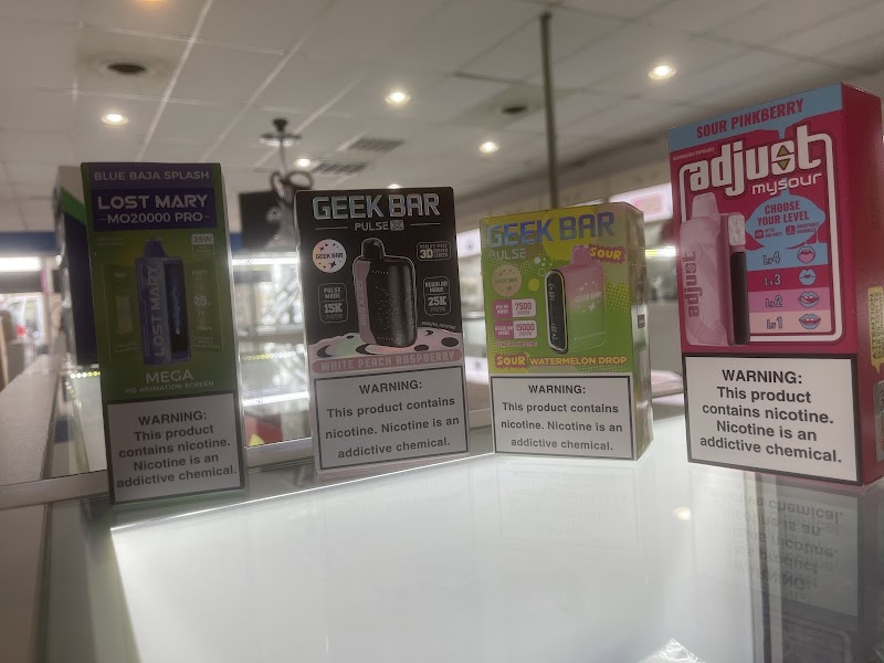 SUPREME SMOKE OPEN 24 HOURS & VAPE & KRATOM & THC & HOOKAH & CIGARS & GLASS PIPES & CBD